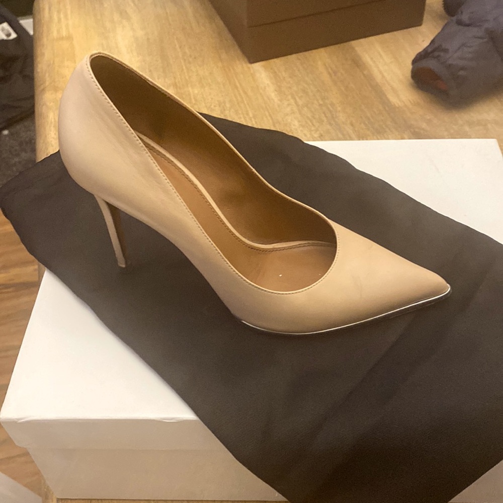 Givenchy Paris Nude pumps